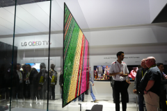 TV OLED với vai trò trang trí và rạp hát tại gia