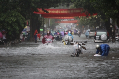 Tại sao xe máy không nên chạy song song với ô tô khi trời mưa lớn?