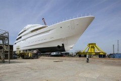 Ba năm đóng và hạ thủy siêu du thuyền 87 mét trong video năm phút