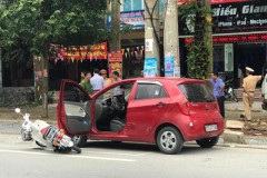 Bất cẩn khi mở cửa xe ô tô khiến một nữ sinh ngã bất tỉnh