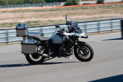 BMW Motorrad trình diễn công nghệ xe máy tự lái như "ma thuật"