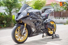 BMW S1000RR độ full áo Carbon đầy mê hoặc trên đường phố Thái Lan