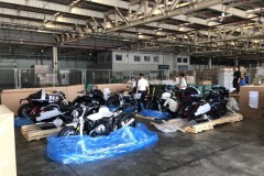 Lô xe BMW Motorrad vừa được khui thùng để làm thủ tục thông quan