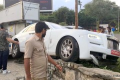 Chưa kịp gắn biển, chiếc Rolls-Royce Ghost này đã gặp tai nạn