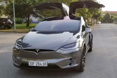 Đại gia Dương “Kon” hoàn thành việc bọc crôm bóng loáng cho Tesla Model X