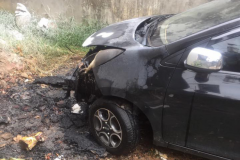 Đỗ xe cạnh đống rác đang cháy, Kia Morning suýt bị “hóa vàng” toàn bộ