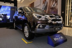Isuzu mU-X 2018 có giá bán từ 820 triệu đồng: Mẫu SUV rẻ nhất Việt Nam hiện nay