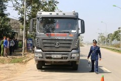 Hàng nghìn trường hợp bị xử phạt vì vi phạm tải trọng, rơi đất đá ra đường