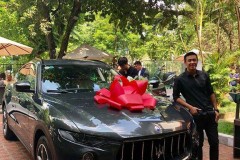 Bố HuyMe và Trang Lou tậu xe Maserati Levante hơn 5 tỷ đồng