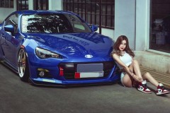 Hotgirl “xăm trổ” cởi đồ bên xế độ Subaru BRZ