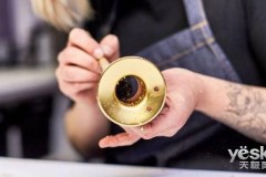 Nhìn tưởng cái kèn, hóa ra là máy sấy tóc mạ vàng giá hơn chục triệu