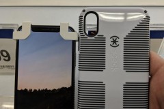 Ốp lưng iPhone Xs đã được bày bán khắp các siêu thị Walmart ở Mỹ