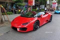 Lamborghini Huracan LP580-2 "sóng đôi" cùng Ferrari 488 GTB độ bodykit SVR trên phố