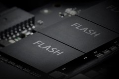 Samsung và SK Hynix bắt đầu giảm sản lượng chip nhớ