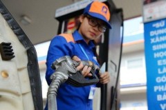 Sau tin tăng thuế. giá xăng vượt đỉnh 21.000 đồng/lít