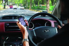 Vừa lái xe vừa dùng điện thoại bị phạt bao nhiêu?
