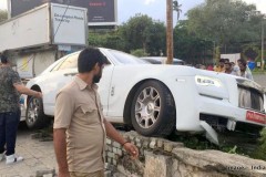 Rolls-Royce Ghost từ showroom về nhà đã tự gây tai nạn
