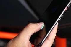 Rò rỉ hình ảnh mở hộp cùng thông số Xiaomi Mi 8 phiên bản vân tay dưới màn hình