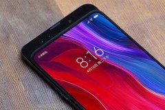Xiaomi Mi Mix 3 lộ ảnh trên tay người dùng với viền màn hình siêu mỏng