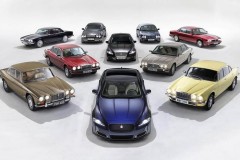 8 thế hệ Jaguar XJ lái từ nhà máy Jaguar ở Castle Bromwich tới Paris Motor Show