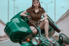 Bộ ảnh cô gái trang phục lính bên Honda Rebel và Sidecar ChangJiang
