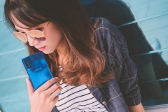 Ngắm mod Thùy An xuống phố cùng Galaxy A7 màu xanh dương tuyệt đẹp