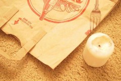 Cách tẩy sáp nến trên thảm với bàn ủi và túi giấy