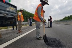 Cao tốc Đà Nẵng-Quảng Ngãi 34.000 tỷ vừa thông xe đã đầy ổ gà: Không phải tại thời tiết!