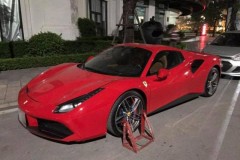Hà Nội: Đỗ sai quy định, siêu ngựa chồm Ferrari 488 Spider bị khoá bánh
