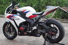 Honda CBR1000RR - Bò mộng HRC phá cách với dàn option hàng hiệu