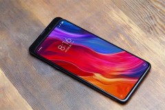 Xiaomi Mi Mix 3 xuất hiện trên tay người dùng với thiết kế mỏng, camera trượt độc đáo