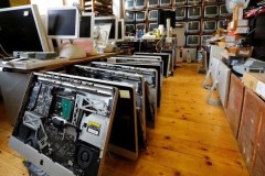 Thợ sửa chữa bán bộ sưu tập 1.100 máy tính Apple  vì không có tiền thuê nhà kho