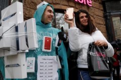 Xếp hàng giữ chỗ mua iPhone và bán lại vị trí đầu tiên với giá lên tới 160 triệu đồng