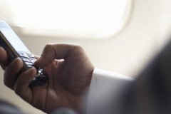 Nhiều khách vô tư dùng điện thoại trên máy bay bị xử phạt