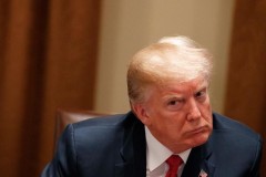 Tổng thống Donald Trump được khuyên nên sử dụng smartphone Huawei thay vì iPhone