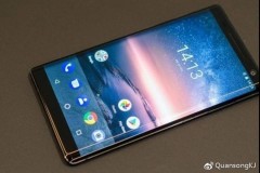 Nokia 9 có thiết kế tương tự như Nokia 8 Sirocco với màn hình tràn viền cả 2 mặt