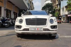Bắt gặp Bentley Bentayga màu trắng 4 chỗ hàng hiếm dạo phố
