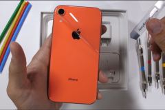 Sẽ thế nào khi “tra tấn” iPhone XR bằng bật lửa, dao rọc giấy và bẻ cong?