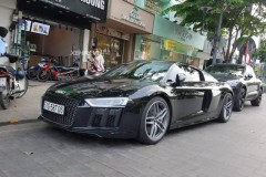 Audi R8 V10 Plus đời 2016 thu hút sự chú ý trên phố đi bộ Nguyễn Huệ