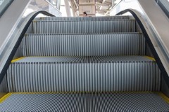 Tại sao các bậc trên thang cuốn lại được làm sọc chứ không bằng phẳng?