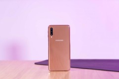 Galaxy A7 2018: Thiết kế bắt mắt, cấu hình khá và camera 3 cảm biến rất độc đáo