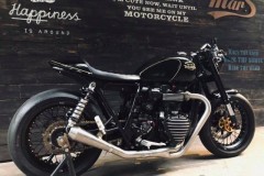 Triumph Thruxton độ độc đáo với dáng vấp đậm chất Cafe Racer đường phố trông màu đen lịch lãm