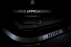 Video trên tay Xiaomi BlackShark 2 với logo và hai viền phát sáng