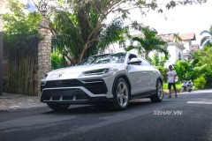 Cận cảnh Lamborghini Urus màu trắng trước cửa nhà đại gia Minh Nhựa