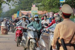 Điều gì khiến người dân dắt bộ xe máy hàng trăm mét đi trên vỉa hè?