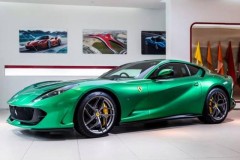 Ferrari 812 Superfast trong màu xanh kim loại cực độc tại Singapore