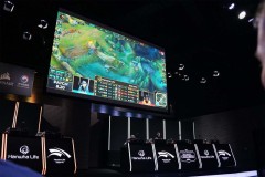 Game thủ liên minh huyền thoại Việt Nam tham gia đại hội với các game thủ huyền thoại quốc tế