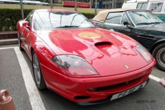 Ferrari 550 Maranello đời 1996 thu hút rất nhiều sự chú ý trên phố