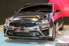 Kia Cerato 2019 cập bến Malaysia nổi bật hơn nhờ bộ cánh mạ crôm bóng bẩy.