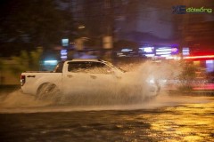 Phải xử lý như thế nào để an toàn khi lái xe hơi qua vùng ngập nước?